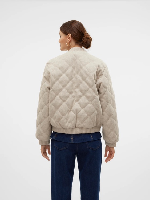 Женская бежевая куртка Vero Moda артикул 10315192 Oatmeal FW2025 Фото ракурс 2 - Женская бежевая куртка Vero Moda артикул 10315192 Oatmeal FW2025