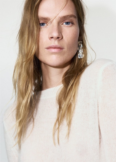 Жіночий молочний джемпер Mango артикул 17009130 02 1 season Фото ракурс 4 - Жіночий молочний джемпер Mango артикул 17009130 02 1 season