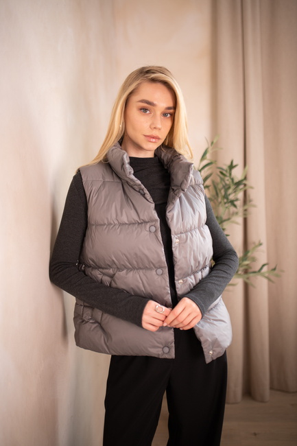 Женский серый жилет EQUILIBRI артикул W171 004 000 Grey FW2025 Фото ракурс 1 - Женский серый жилет EQUILIBRI артикул W171 004 000 Grey FW2025