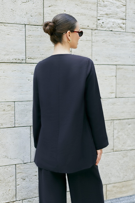 Женский черный пиджак EQUILIBRI артикул BW491007 100 Black SS2025 Фото ракурс 2 - Женский черный пиджак EQUILIBRI артикул BW491007 100 Black SS2025