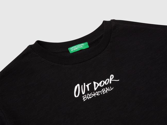 Фото ракурс 3 - Черная футболка для мальчиков Benetton артикул 3SLUC10P8.G 100 25E