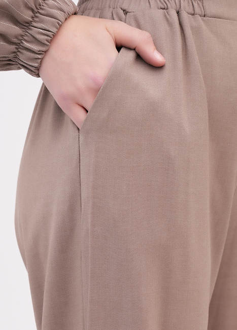 Женские бежевые брюки EQUILIBRI артикул W491 073 200 Beige FW2025 Фото ракурс 4 - Женские бежевые брюки EQUILIBRI артикул W491 073 200 Beige FW2025