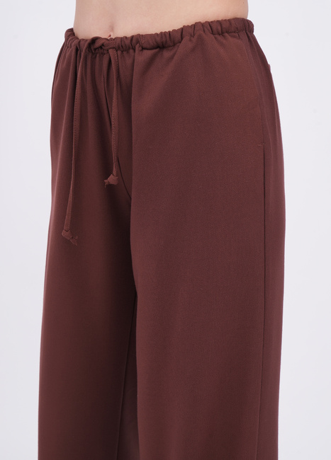 Жіночі коричневі брюки EQUILIBRI артикул W265 005 000 Brown FW2025 Фото ракурс 3 - Жіночі коричневі брюки EQUILIBRI артикул W265 005 000 Brown FW2025