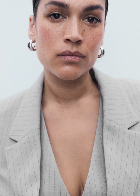 Фото ракурс 6 - Жіночий сірий пiджак Mango артикул 17044120 92 1 season