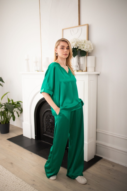 Фото ракурс 4 - Жіночі зелені брюки EQUILIBRI артикул W491 049 200 Green SS2025