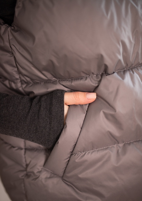 Женский серый жилет EQUILIBRI артикул W171 004 000 Grey FW2025 Фото ракурс 5 - Женский серый жилет EQUILIBRI артикул W171 004 000 Grey FW2025