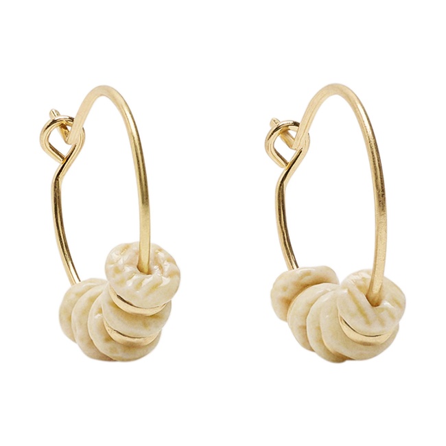 Женские бело-золотые серьги Parfois артикул 235030 _WT FW2025 Фото ракурс 2 - Женские бело-золотые серьги Parfois артикул 235030 _WT FW2025