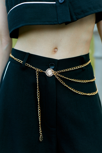 Фото ракурс 4 - Женские черные брюки EQUILIBRI артикул BW491009 200 Black SS2025