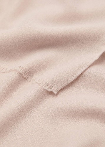 Фото ракурс 2 - Женский молочный шарф Mango артикул 17045998 03 1 season