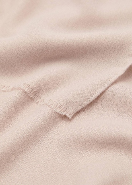 Женский молочный шарф Mango артикул 17045998 03 1 season Фото ракурс 2 - Женский молочный шарф Mango артикул 17045998 03 1 season