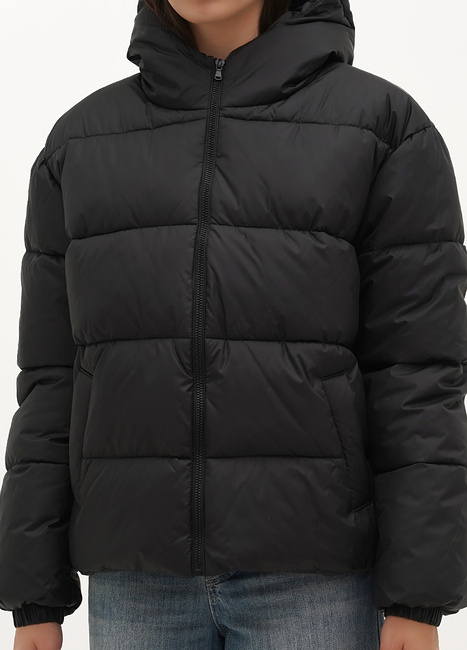 Жіноча чорна куртка EQUILIBRI артикул W172 004 001 Black FW2025 Фото ракурс 3 - Жіноча чорна куртка EQUILIBRI артикул W172 004 001 Black FW2025