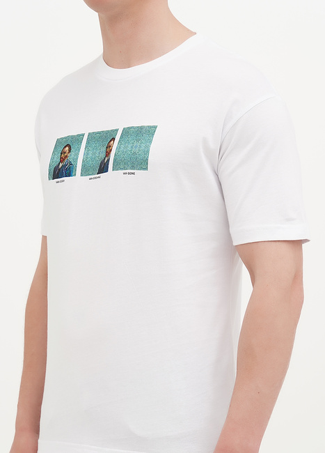 Мужская белая футболка EQUILIBRI артикул M213 017 000 White SS2025 Фото ракурс 3 - Мужская белая футболка EQUILIBRI артикул M213 017 000 White SS2025