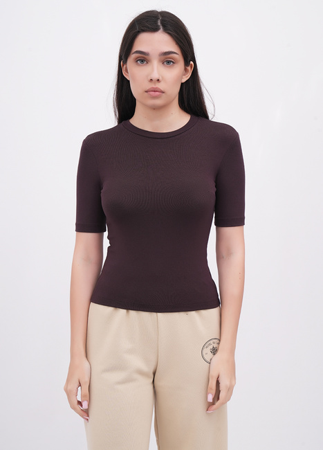 Женская коричневая футболка EQUILIBRI артикул W213 105 000 Brown FW2025 Фото ракурс 1 - Женская коричневая футболка EQUILIBRI артикул W213 105 000 Brown FW2025