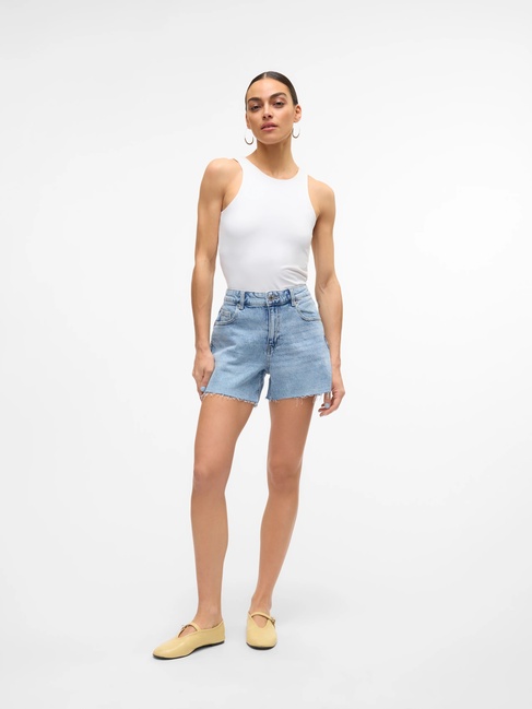 Жіночі сині шорти Vero Moda артикул 10301532 LIGHT BLUE DENIM SS2025 Фото ракурс 6 - Жіночі сині шорти Vero Moda артикул 10301532 LIGHT BLUE DENIM SS2025