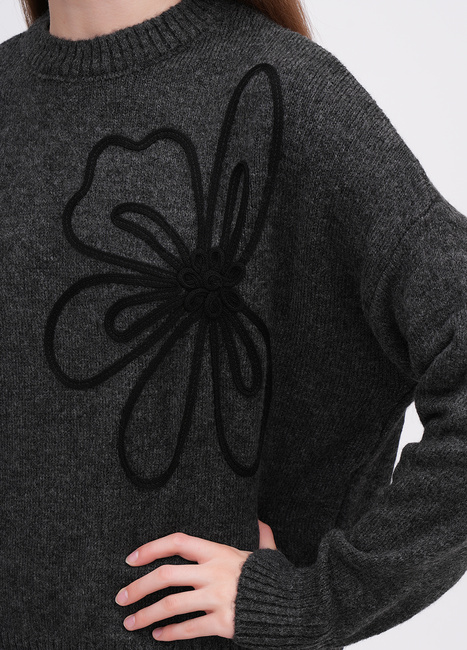 Фото ракурс 4 - Жіночий сірий светр EQUILIBRI артикул W342 071 000 Grey FW2025