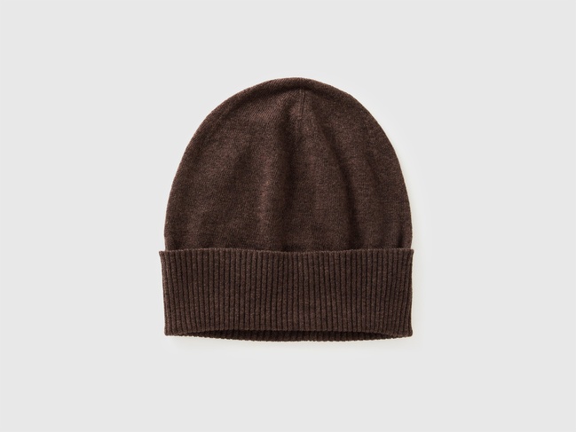 Жіноча коричнева шапка Benetton артикул 1002DA010 2C0 25A Фото ракурс 1 - Жіноча коричнева шапка Benetton артикул 1002DA010 2C0 25A