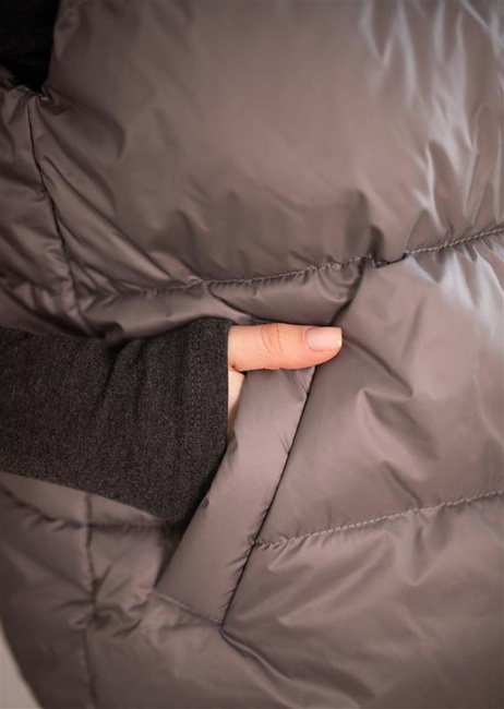 Жіночий коричневий жилет EQUILIBRI артикул W171 003 000 Brown FW2025 Фото ракурс 5 - Жіночий коричневий жилет EQUILIBRI артикул W171 003 000 Brown FW2025