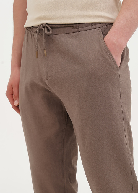 Мужские коричневые брюки EQUILIBRI артикул M466 002 000 Mocco SS2025 Фото ракурс 3 - Мужские коричневые брюки EQUILIBRI артикул M466 002 000 Mocco SS2025