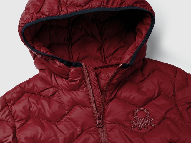 Фото ракурс 3 - Бордовая куртка для мальчиков Benetton артикул 2TWDCN04V.G 129 25A