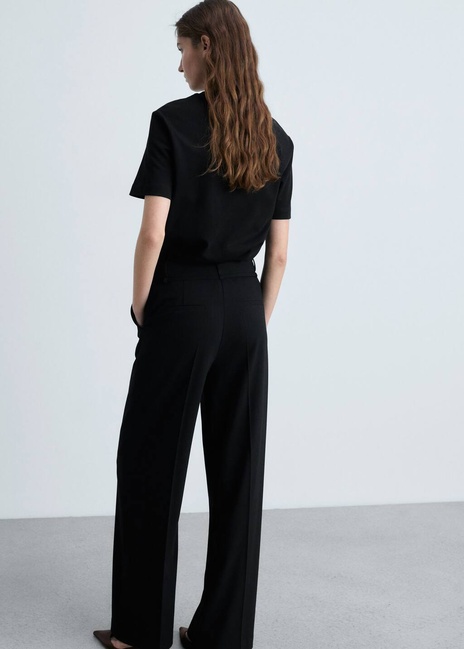 Женская черная футболка Mango артикул 87044082 99 8 season Фото ракурс 2 - Женская черная футболка Mango артикул 87044082 99 8 season