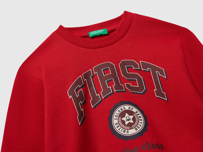 Фото ракурс 3 - Червоний світшот для хлопчиків Benetton артикул 3J68G10KN.P 29M 25A