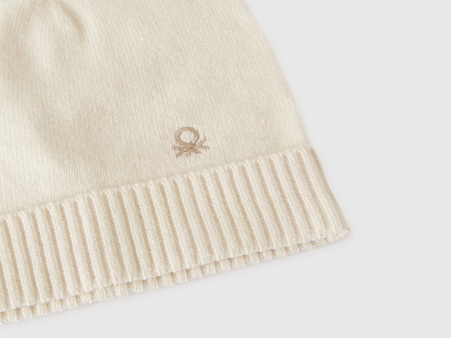 Женская белая шапка Benetton артикул 122HDA013 000 25A Фото ракурс 3 - Женская белая шапка Benetton артикул 122HDA013 000 25A