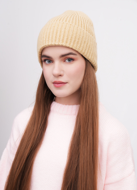 Фото ракурс 1 - Женская бежевая шапка EQUILIBRI артикул W881 001 001 Beige FW2025