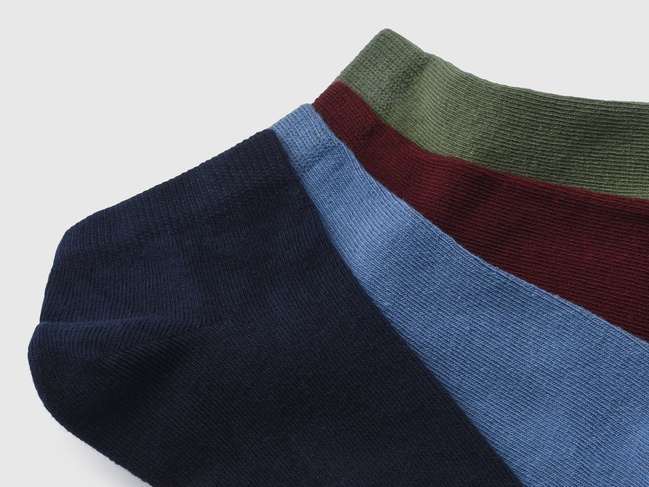 Фото ракурс 2 - Різнокольорові шкарпетки для хлопчиків Benetton артикул 6AO50704G 905 25A