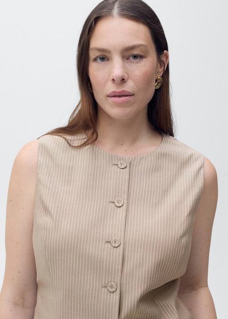 Жіночий коричневий жилет Mango артикул 87027187 35 8 season Фото ракурс 7 - Жіночий коричневий жилет Mango артикул 87027187 35 8 season