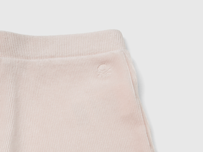 Бежевые штаны для девочек Benetton артикул 4DZBGF01E.P 3V5 24I Фото ракурс 3 - Бежевые штаны для девочек Benetton артикул 4DZBGF01E.P 3V5 24I