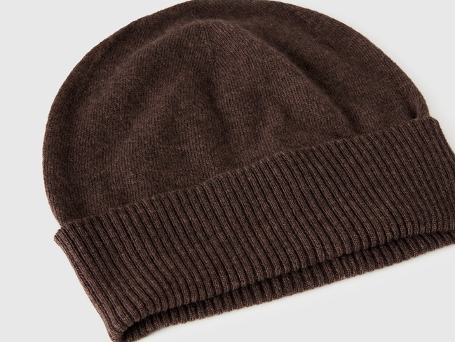 Жіноча коричнева шапка Benetton артикул 1002DA010 2C0 25A Фото ракурс 3 - Жіноча коричнева шапка Benetton артикул 1002DA010 2C0 25A