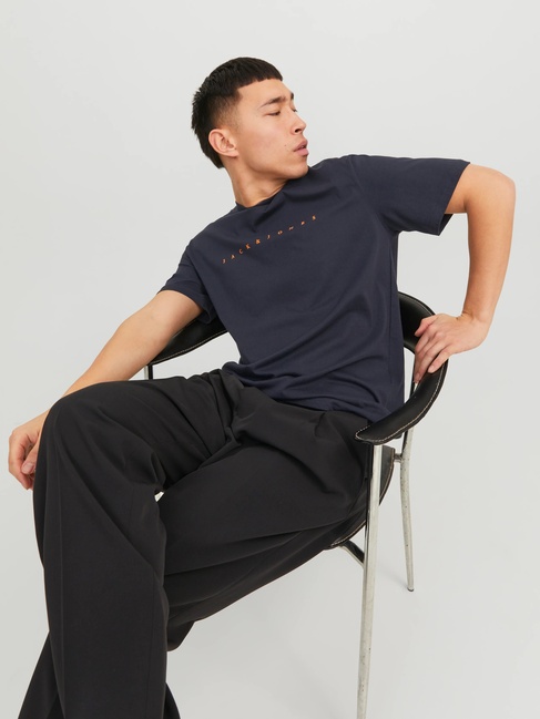 Чоловіча синя футболка Jack & Jones артикул 12234746 Dark navy FW2025 Фото ракурс 6 - Чоловіча синя футболка Jack & Jones артикул 12234746 Dark navy FW2025