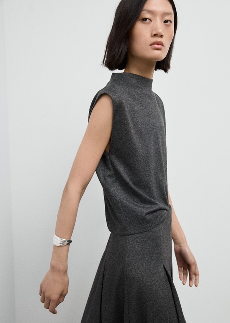 Женский серый топ Mango артикул 17045818 92 1 season Фото ракурс 1 - Женский серый топ Mango артикул 17045818 92 1 season