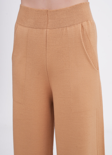 Жіночі коричневі штани EQUILIBRI артикул W391 041 200 Mocco FW2025 Фото ракурс 3 - Жіночі коричневі штани EQUILIBRI артикул W391 041 200 Mocco FW2025