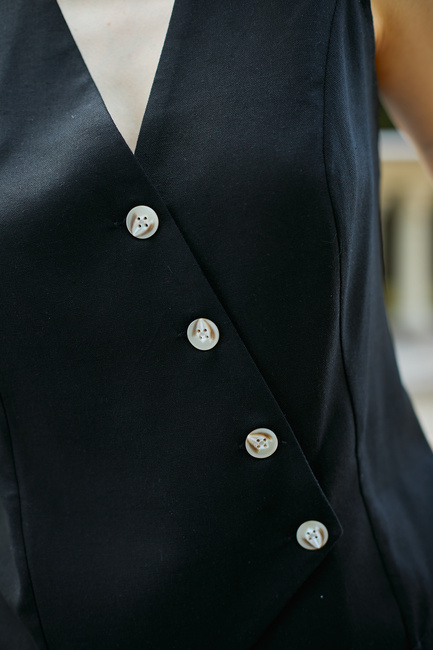 Фото ракурс 3 - Женский черный жилет EQUILIBRI артикул BW491011 100 Black SS2025