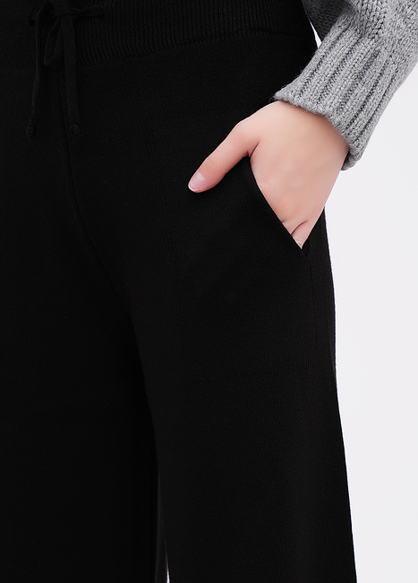 Фото ракурс 4 - Жіночі чорні штани EQUILIBRI артикул W365 002 001 Black FW2025