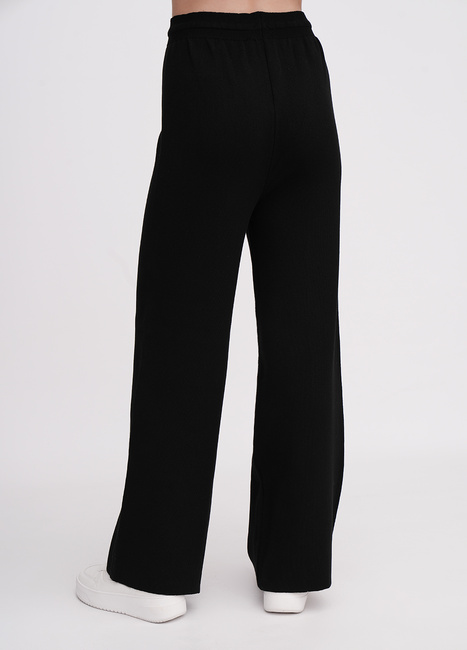 Фото ракурс 2 - Жіночі чорні штани EQUILIBRI артикул W365 006 000 Black FW2025