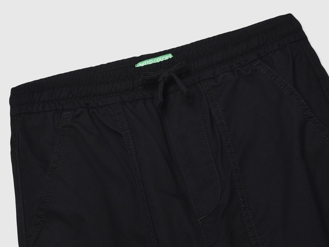 Черные джинсы для мальчиков Benetton артикул 4T48CF03T.G 100 25P Фото ракурс 3 - Черные джинсы для мальчиков Benetton артикул 4T48CF03T.G 100 25P