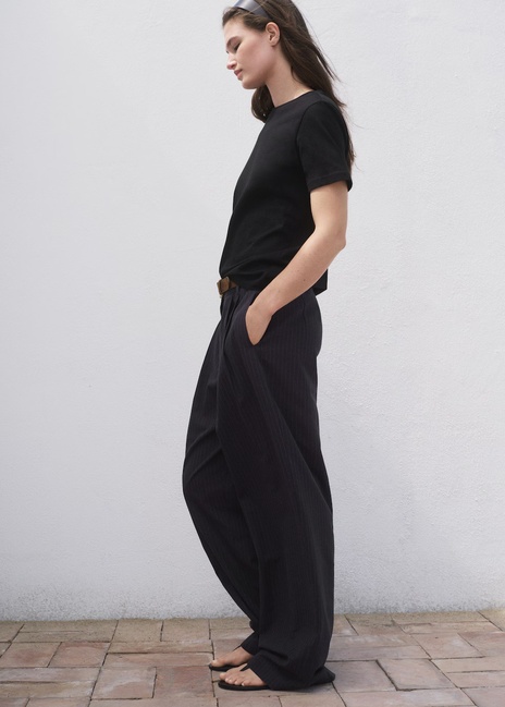 Фото ракурс 4 - Женская черная футболка Mango артикул 17091515 99 1 season