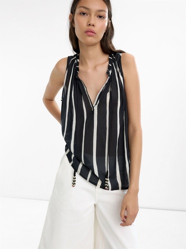 Фото ракурс 1 - Жіноча чорна блузка Parfois артикул 238537 _BK FW2025