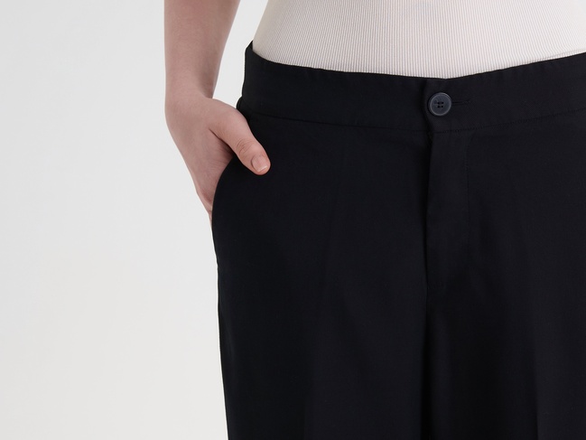 Фото ракурс 3 - Женские черные штаны Benetton артикул 4T91DF099 100 25P