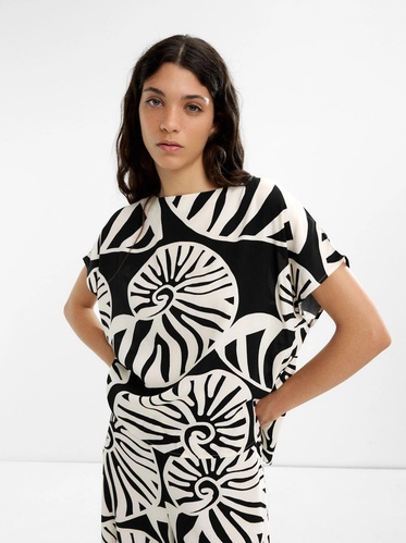 Фото ракурс 1 - Жіноча біло-чорна блузка Parfois артикул 236658 _DM FW2025