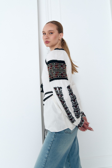 Фото ракурс 5 - Женская молочная блузка EQUILIBRI артикул BW421002 000 MILK SS2025