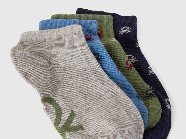 Фото ракурс 2 - Різнокольорові шкарпетки для хлопчиків Benetton артикул 6AO50704G 903 25A