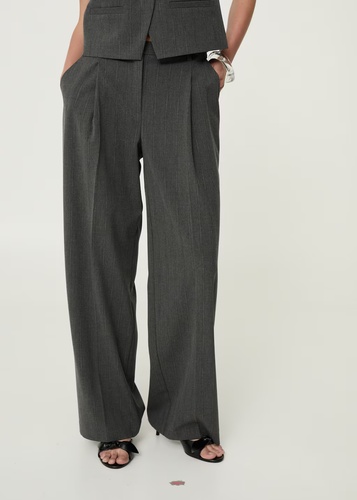 Фото ракурс 1 - Жіночі сірі брюки Mango артикул 17976349 92 1 season