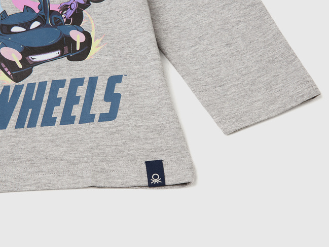 Фото ракурс 3 - Серый лонгслив для мальчиков Benetton артикул 35RYG10KE.P 501 25A