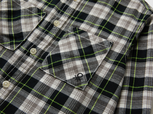 Бело-черная рубашка для мальчиков Benetton артикул 5LQHGQ02S.P 942 25A Фото ракурс 3 - Бело-черная рубашка для мальчиков Benetton артикул 5LQHGQ02S.P 942 25A