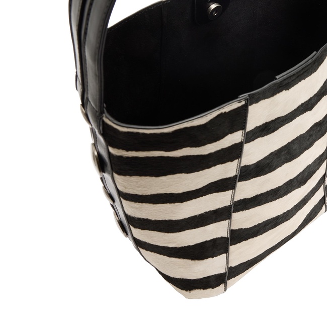 Женская черная сумка Parfois артикул 243166 _BK SS2026 Фото ракурс 4 - Женская черная сумка Parfois артикул 243166 _BK SS2026