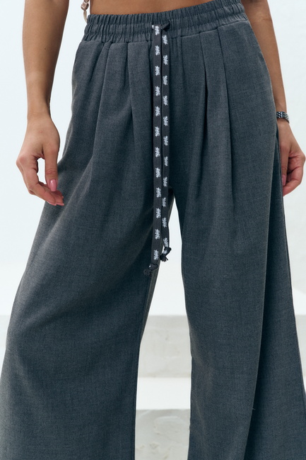 Фото ракурс 3 - Жіночі сірі брюки EQUILIBRI артикул BW491005 200 Grey FW2025