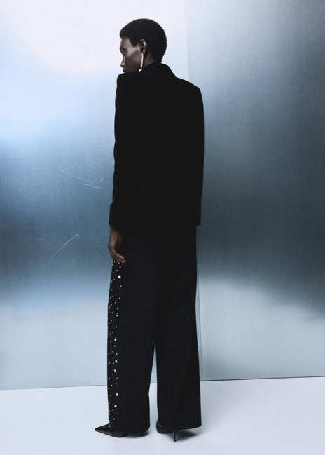 Женские черные джинсы Mango артикул 17088289 TN 1 season Фото ракурс 2 - Женские черные джинсы Mango артикул 17088289 TN 1 season